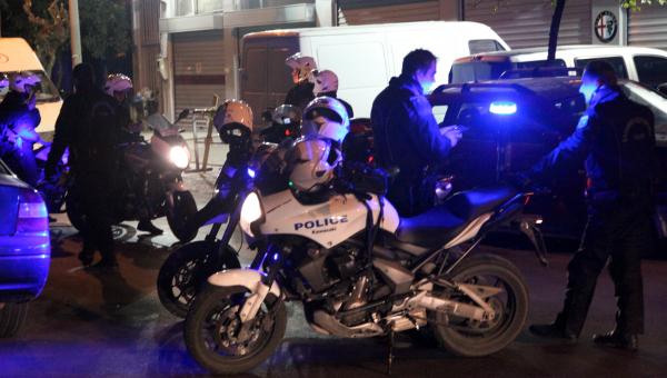 Ομάδα ΔΙΑΣ της Ελληνικής Αστυνομίας με μηχανή