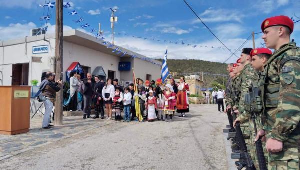 Μαθητές στη Γαύδο για την παρέλαση της 25ης Μαρτίου με στρατό