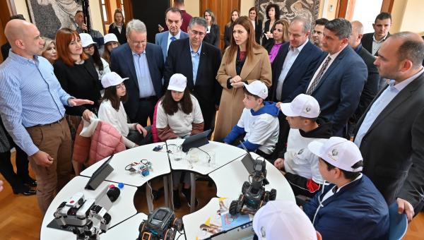 Σοφία Ζαχαράκη: Η υπουργός Παιδείας εγκαινίασε το νέο Κέντρο Καινοτομίας Κεντρικής Μακεδονίας
