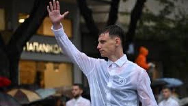 παρελαση υπο βροχή