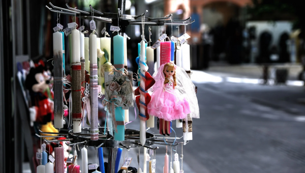 Λαμπάδες και αγορές για το Πάσχα