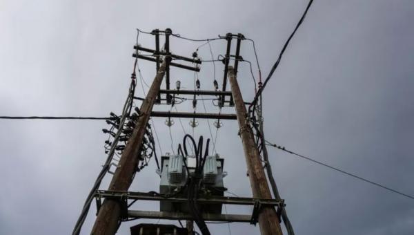 Κολώνα της ΔΕΗ και του ΔΕΔΔΗΕ με ρεύμα