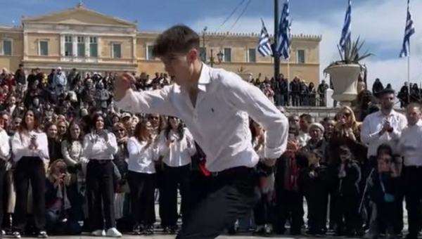Ο νεαρός μαθητής Μάνθος χορεύει ζεϊμπέκικο στο Σύνταγμα