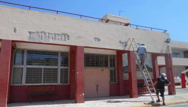 Εργάτες επισκευάζουν την είσοδο σχολείου