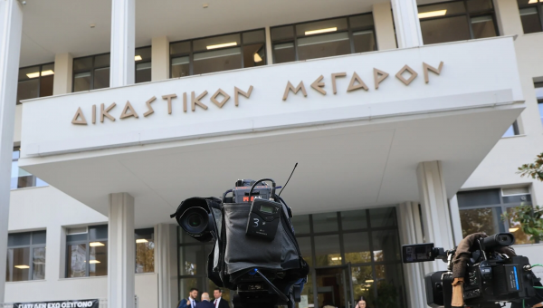 Δικαστικό Μέγαρο Λάρισας με κάμερα ΜΜΕ, ανοίγει η δίκη για τα Τέμπη