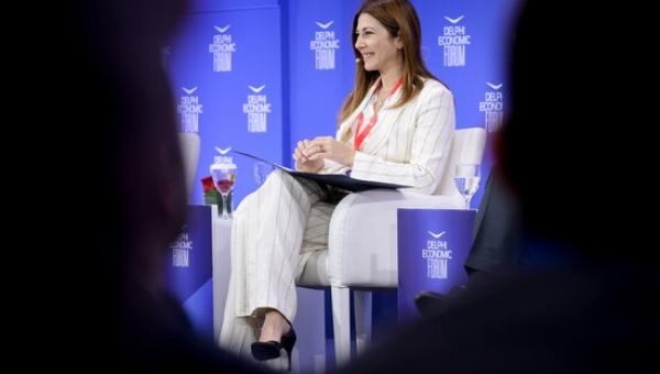 Σοφία Ζαχαράκη, από το βήμα του Φόρουμ των Δελφών