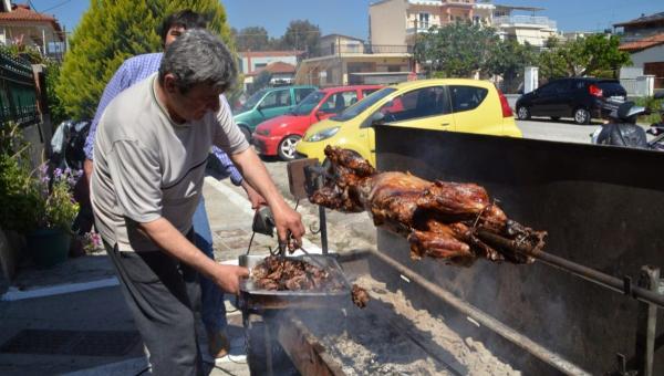Σούβλισμα αρνιού το Πάσχα