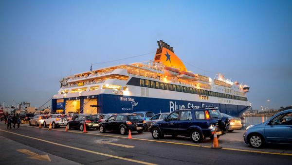 Αυτοκίνητα περιμένουν να επιβιβαστούν σε πλοίο για ταξίδι