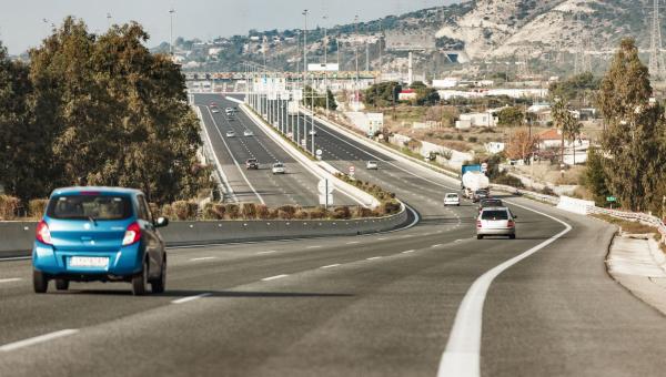 Αυτοκίνητα κινούνται σε Εθνικό Οδό της Ελλάδας