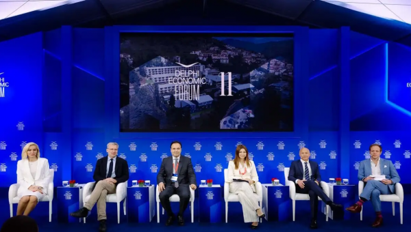 από αριστερά: Ανδριάνα Παρασκευοπούλου, δημοσιογράφος, παρουσιάστρια Ειδήσεων ΕΡΤ, ο υπουργός Επικρατείας, αρμόδιος για τον συντονισμό του κυβερνητικού έργου, Άκης Σκέρτσος, ο υπουργός Ψηφιακής Διακυβέρνησης και Τεχνητής Νοημοσύνης, Δημήτρης Παπαστεργίου, η υπουργός Παιδείας, Θρησκευμάτων και Αθλητισμού, Σοφία Ζαχαράκη, ο διευθύνων σύμβουλος της Vodafone Ελλάδας, Αχιλλέας Κανάρης και ο Jeffrey DeMarco, senior technical advisor για την Ψηφιακή Προστασία των Παιδιών στη Save the Children