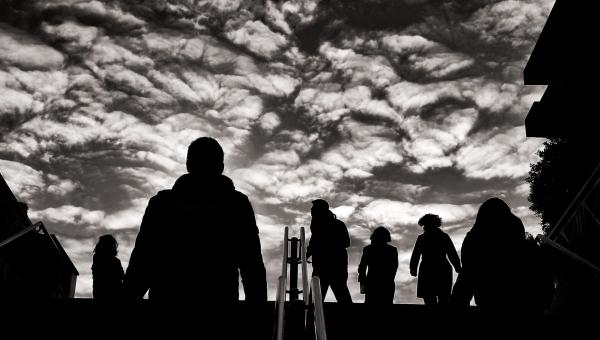 Ασπρόμαυρη φωτογραφία με ανθρώπους να ανεβαίνουν σκαλιά