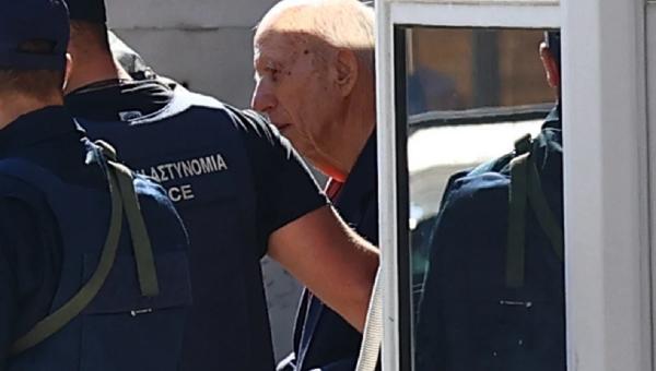 Προφυλακίστηκε ο 89χρονος για τους πυροβολισμούς σε ΕΦΚΑ