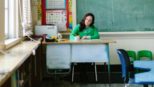 Δασκάλα υπολογίζει τα μόριά της για την προκήρυξη του ΑΣΕΠ