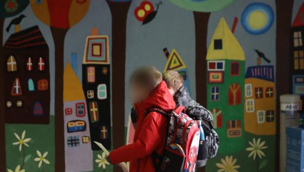 Μαθητές με σχολική τσάντα πάνε φροντιστήριο