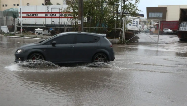 Κακοκαιρία Erminio, αυτοκίνητο σε πλημμύρα