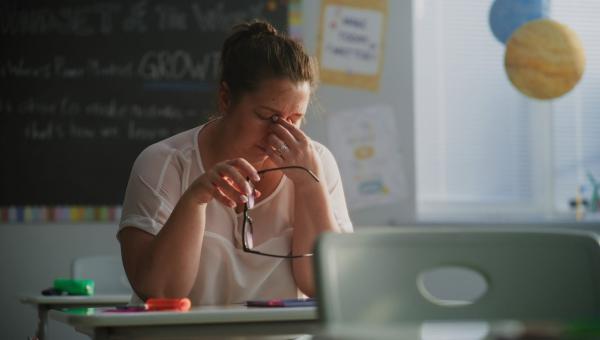 Θλιμμένη δασκάλα σε τάξη