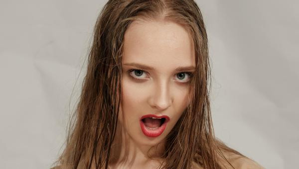 Βρεγμένα μαλλιά στο κρεβάτι: Κίνδυνοι που δεν φαντάζεστε