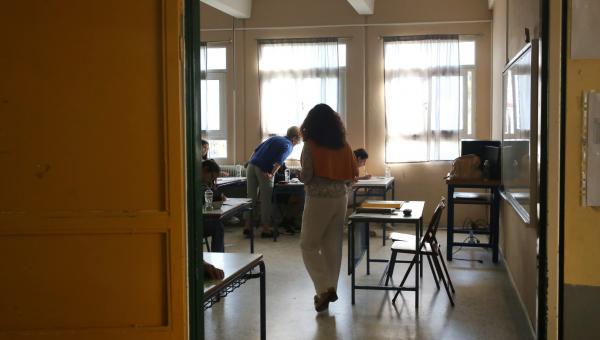 Γυναίκα εκπαιδευτικός μπαίνει μέσα σε τάξη σχολείου