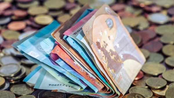 Σταδιακές πληρωμές σε χρήματα από τον ΕΦΚΑ για 25.000 εργαζόμενους συνταξιούχους