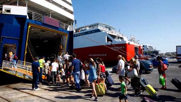 Επιβίβαση τουριστών με βαλίτσες σε καράβι στον Πειραιά για διακοπές
