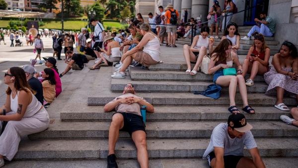 Καύσωνας στην Ευρώπη από τον θερμικό θόλο, άνθρωποι κάθονται και είναι ξαπλωμένοι λόγω ζέστης