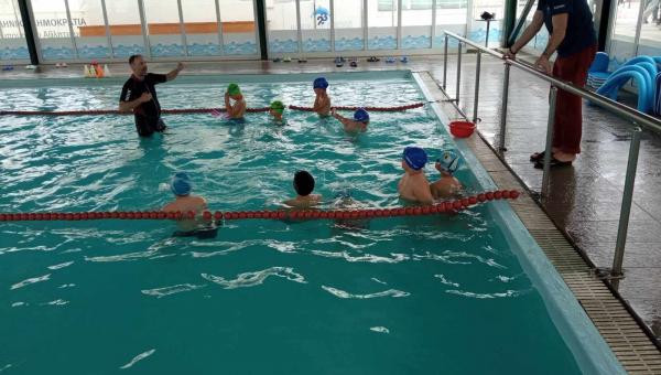 Υπουργείο Παιδείας: Δωρεά 5.000 σετ κολύμβησης σε μαθητές Γ΄ και Δ΄ Δημοτικού