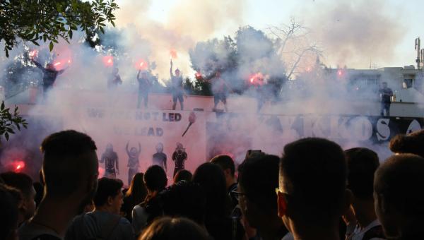 Μαθητές με καπνογόνα σε σχολείο