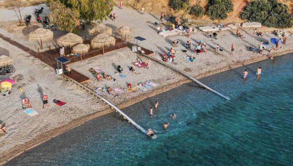 Αττική: Οι δωρεάν παραλίες με καθαρά νερά, ομπρέλες, ντουζιέρες και σύστημα Seatrac για ΑμεΑ