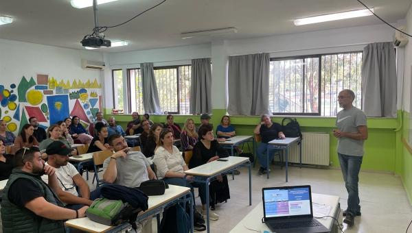 Εκπαιδευτικός διδάσκει σε αίθουσα Σχολείου Δεύτερης Ευκαιρίας (ΣΔΕ) σε ενήλικες μαθητές κατά τη διάρκεια του σχολικού έτους 2025-2026