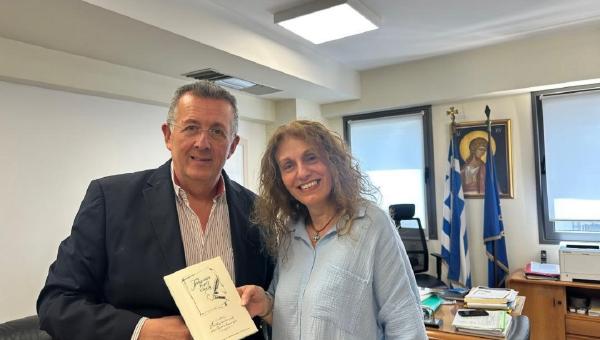 Συνάντηση με τον Διευθυντή Δευτεροβάθμιας Εκπαίδευσης Ανατολικής Αττικής – Παρουσίαση του βιβλίου «Γράμματα χωρίς ηλικία»