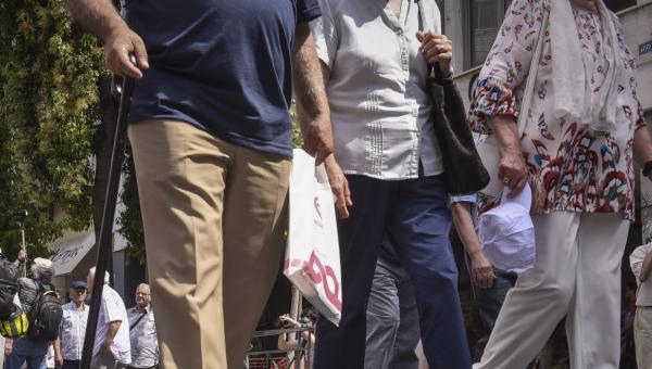 Συνταξιούχοι περπατάνε στον δρόμο