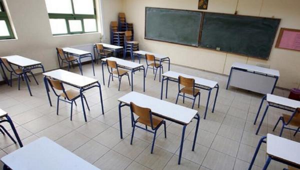 Σχολική αίθουσα λυκείου άδεια για τις προαγωγικές και απολυτήριες εξετάσεις 2026 με την Τράπεζα Θεμάτων