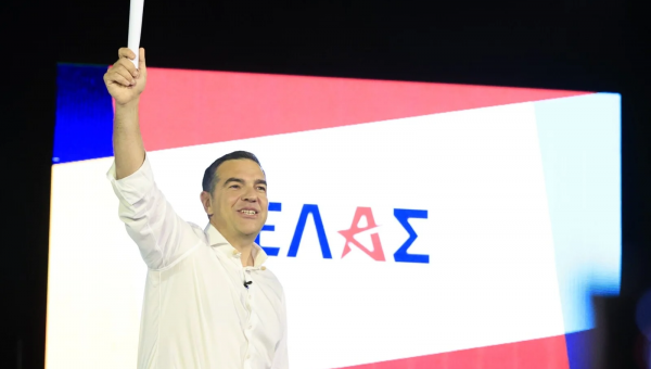 Ο Αλέξης Τσίπρας με φόντο το όνομα στο νέο κόμμα του «ΕΛΑΣ»