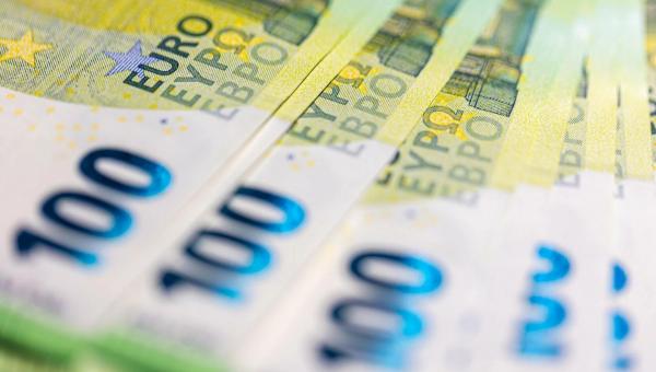 Ευρώ, χρήματα σε χαρτονομίσματα και voucher