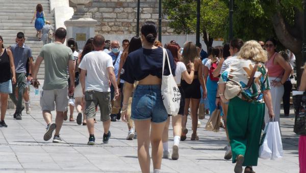 Κόσμος περπατάει στο Σύνταγμα
