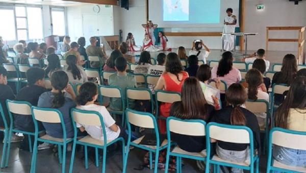 Γιορτή λήξης σχολικής χρονιάς για τους μαθητές που σπουδάζουν Νέα Ελληνικά στο Λύκειο και γυμνάσιο Thiers