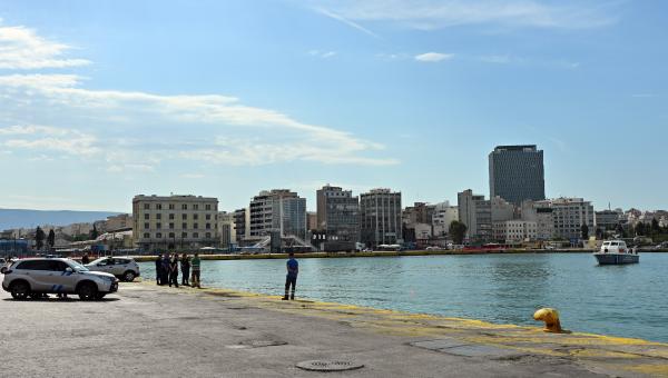 Συναγερμός στο λιμάνι του Πειραιά: Όχημα έπεσε στη θάλασσα