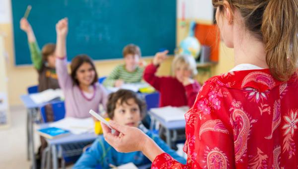 δασκάλα και μαθητές στην τάξη