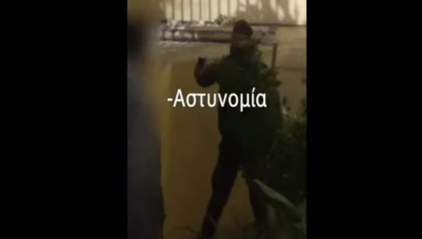 «Βάλε το όπλο μέσα» - «Θα το χρησιμοποιήσω»: Νέο βίντεο με τον αστυνομικό που απείλησε φοιτητές στην ΑΣΟΕΕ