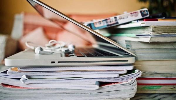 φορητός υπολογιστής βιβλία, τετράδια, τηλεκπαίδευση