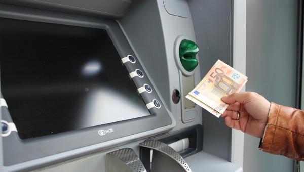 atm-money_euros_xrimata_lefta.jpg