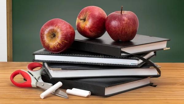 school_education_tetradia_notbook_kimolies_chalks_apple.jpg