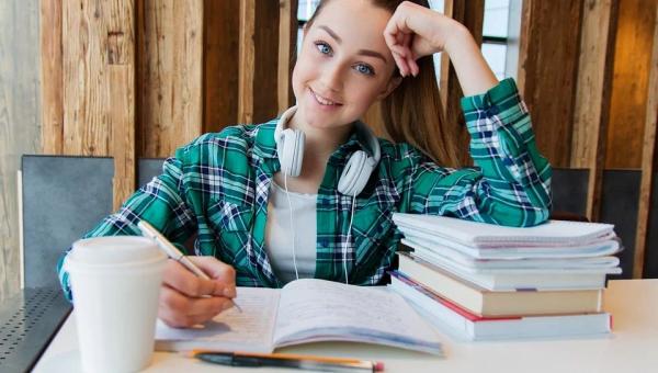 φοιτήτρια, μελέτη, διάβασμα, κορίτσι, βιβλία, τετράδια, βιβλιοθήκη