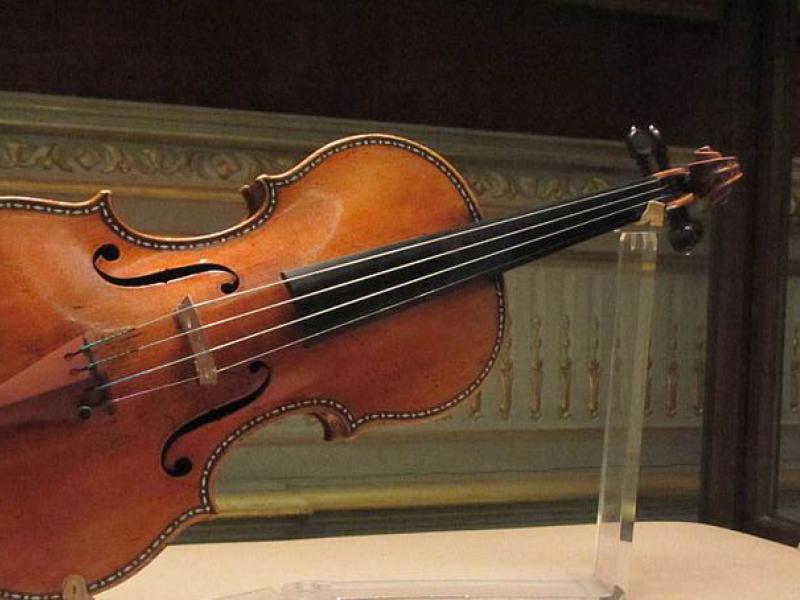 09-95546stradivarius.jpg