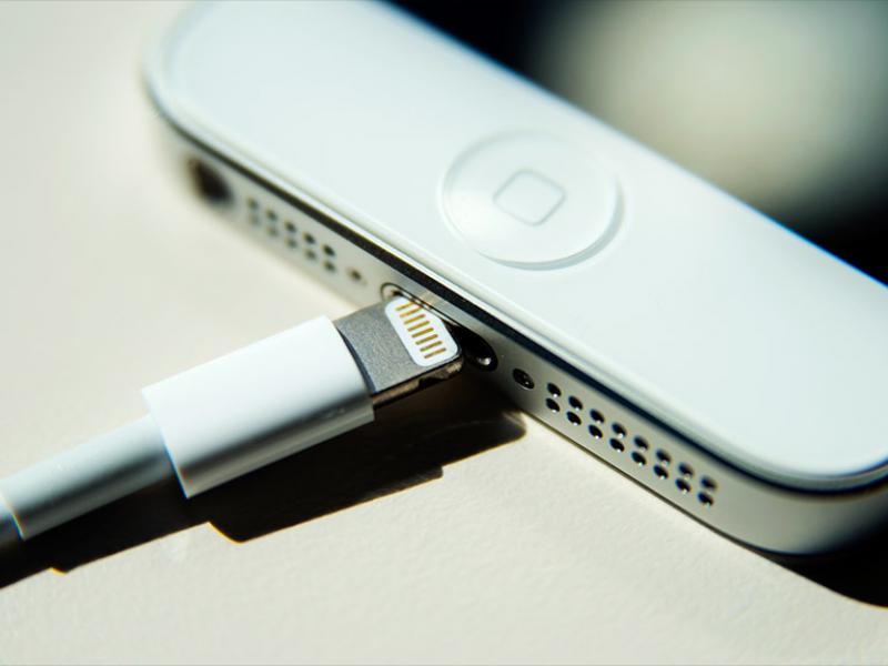121001044546-apple-lightning-connector-jc-tablet-large.jpg