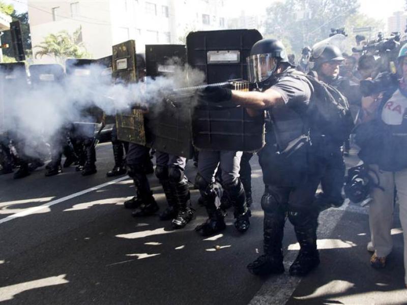 140612-world-cup-riot-1015_956beca3473c99933af8ba9379003118.nbcnews-ux-800-520.jpg