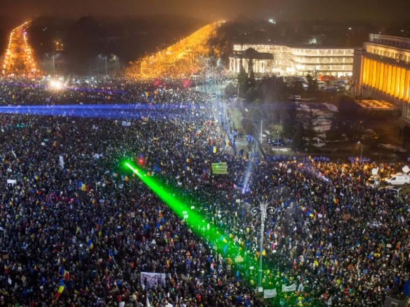 170206103611-01-romania-corruption-protest-0206-exlarge-169.jpg