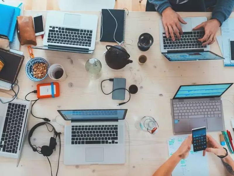 υπολογιστές, laptop, επιτραπέζιοι υπολογιστές, εργαζόμενοι, ακουστικά, καφές, powerbank κινητά.jpg