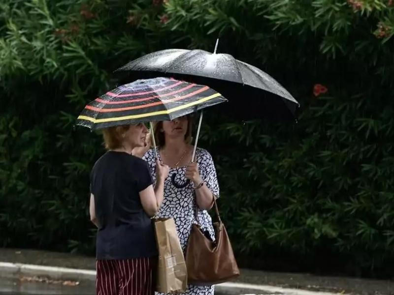 Ομπρέλες, δύο γυναίκες, βροχή