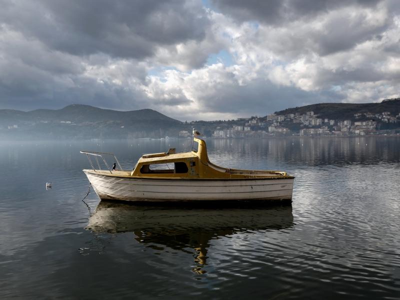 Βάρκα λίμνη Καστοριάς